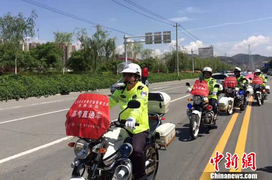 兰州多类车辆联合为高考学子“保驾护航”(图)